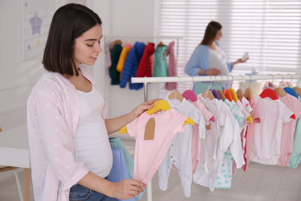 Quand commencer à acheter des vêtements pour bébé ?